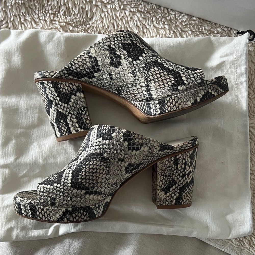 Vince Wyatt Mule in snake print